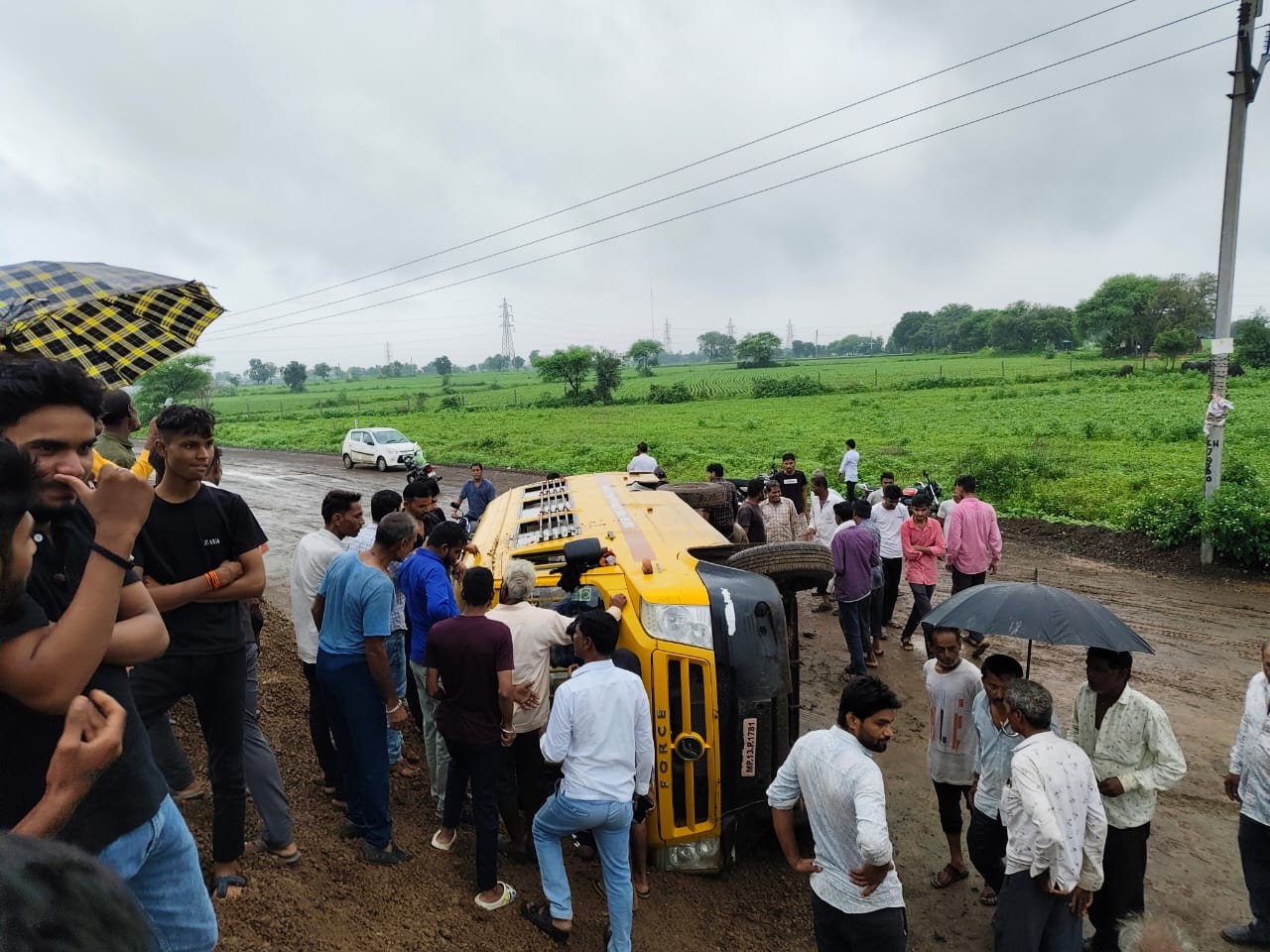 हादसे के वक्त बस में 35 बच्चे सवार थे।