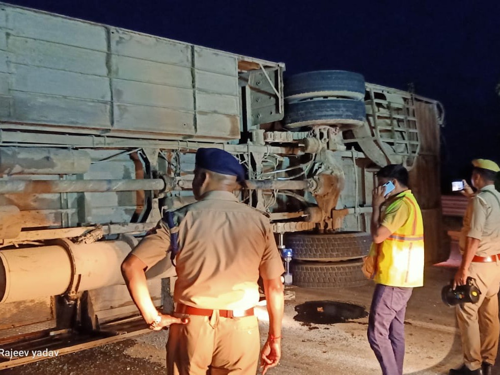 Bus overturned on Yamuna Expressway in Mathura accident video