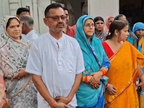 SSP कार्यालय के बाहर पति जयप्रकाश के साथ रेनु तिवारी (नीले रंग की साड़ी में)। इनके घर में कथा हो रही थी