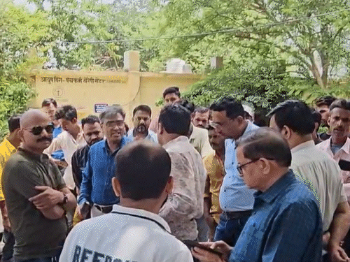 अस्पताल परिसर में डॉक्टर्स और तहसीलदार के बीच जमकर बहस हुई।