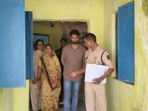 पुलिस ने आकाश तिवारी (30), ससुर हरिशंकर तिवारी (75) और सास ताराबती तिवारी (65) को गिरफ्तार किया।