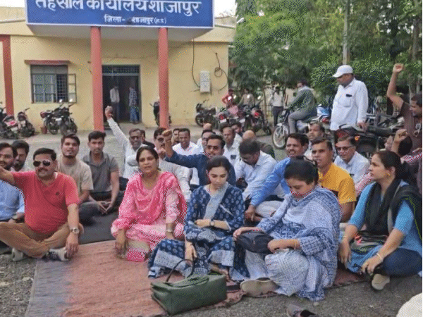 डॉक्टरों पर आरोप लगाने के बाद तहसील परिसर में पटवारी धरने पर बैठ गए।