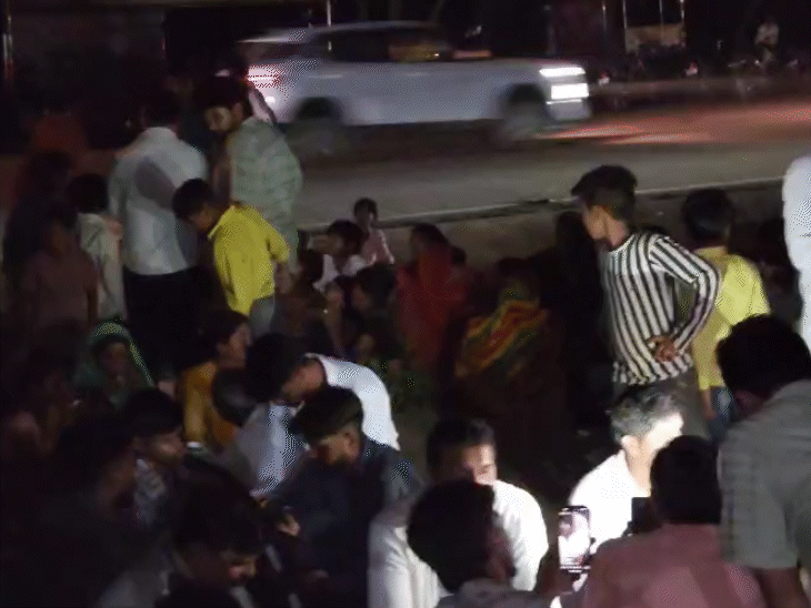 पीड़ित युवक भीम आर्मी के साथ एसपी ऑफिस में धरने पर बैठे हैं।