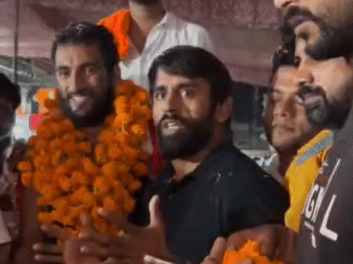 एक चैंपियनशिप में पहलवान बजरंग पूनिया के साथ मोहित।