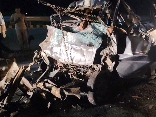 The accident on the Yamuna Expressway was so severe that the Eco car flew away. The car clung to the front.