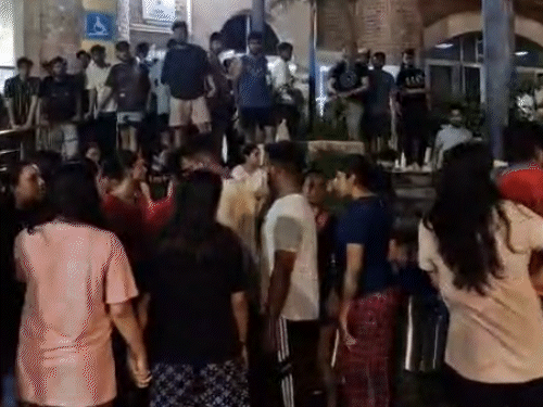 शिक्षकांच्या छळाला कंटाळून वैद्यकीय विद्यार्थिनीची आत्महत्या: चिठ्ठीत लिहिले- महेंद्र सर, सायरा मॅम जबाबदार; नोएडा विद्यापीठाच्या वसतिगृहात आढळला मृतदेह विद्यापीठातील विद्यार्थी रात्री जमले आणि त्यांनी मृत्यूसाठी विद्यापीठ व्यवस्थापनाला जबाबदार धरले.