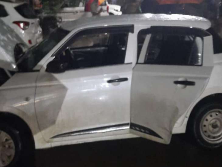 फायर करते हुए मौके पर कार छोड़कर चारों बदमाश वहां से फरार हो गए।