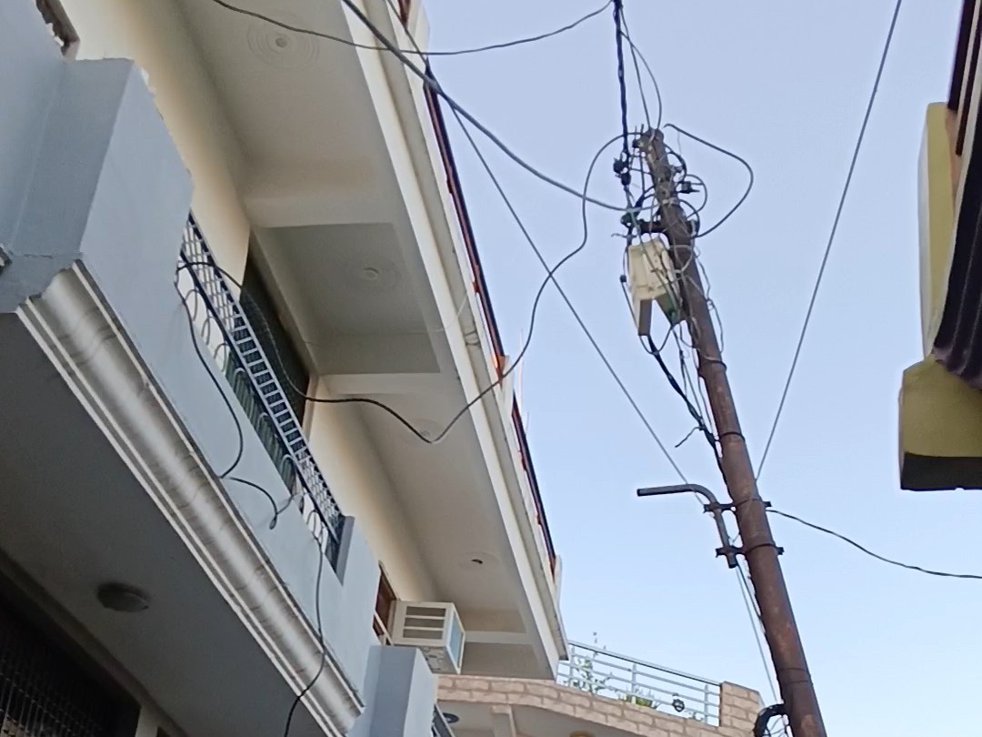 Danger from dilapidated electric pole in Kannauj | कन्नौज में जर्जर ...