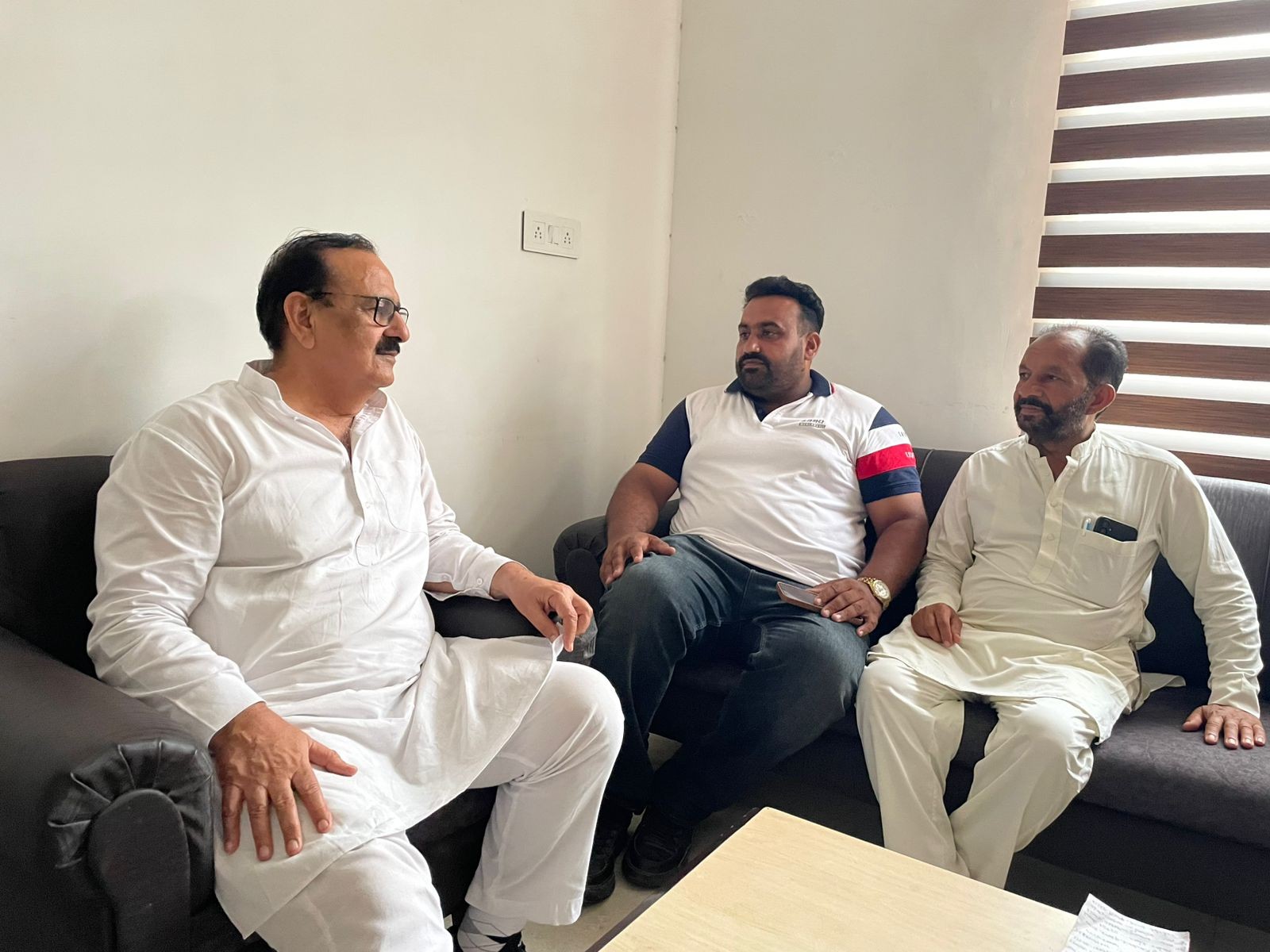 हलका इंचार्ज अरुण नारंग स्पोर्ट्स विंग के साथ बैठे करते हुए। - Dainik Bhaskar