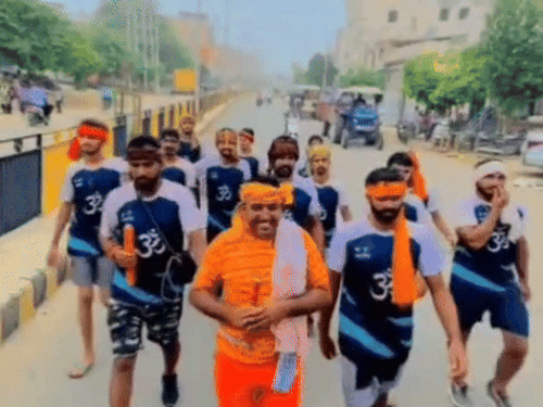 हरिद्वार से शिवभक्तों के साथ कांवड़ लेकर आते रोडवेज बस ड्राइवर रघुवीर सिंह।