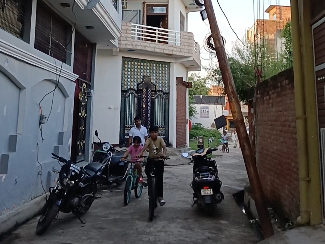 Danger from dilapidated electric pole in Kannauj | कन्नौज में जर्जर ...