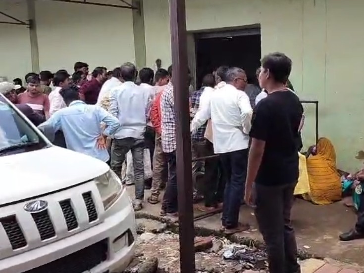 खाद खत्म होने के बाद भड़के किसान।