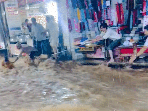 राजस्थान के अजमेर में अनासागर चौपाटी इलाके में झील का पानी आसपास के इलाकों में भर गया। वहीं दरगाह बाजार इलाके में शुक्रवार रात लोग तेज धार में बह गए। - Dainik Bhaskar