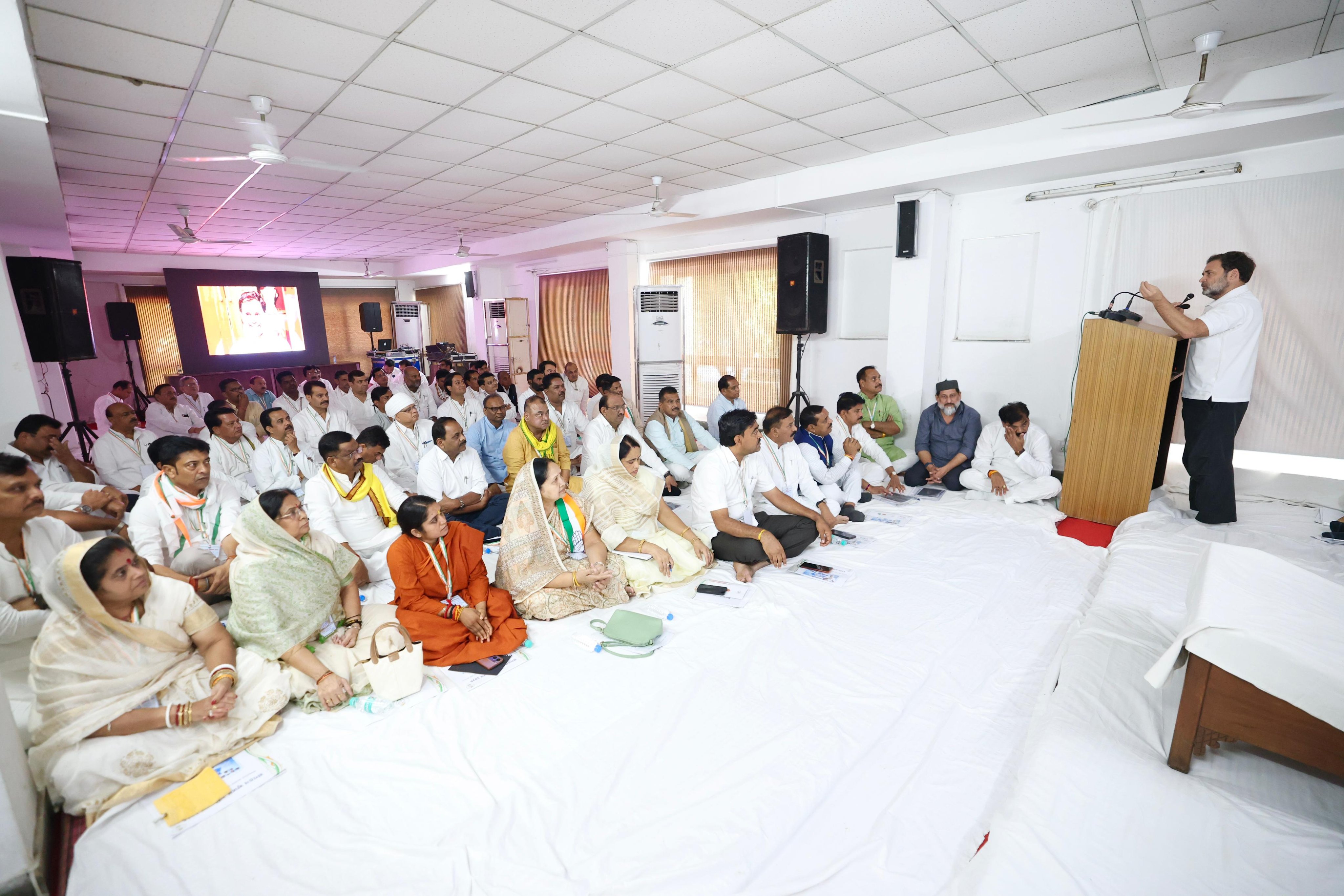 21 या 22 जुलाई को राहुल गांधी वर्चुअली जुड़कर विधायकों को संबोधित कर सकते हैं।