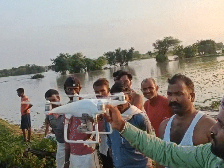 ड्रोन की मदद से पहले टापू पर फंसे शख्स तक एक पतली रस्सी पहुंचाई।
