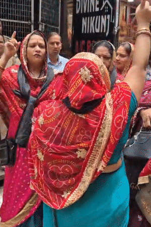 बांके बिहारी कॉरिडोर का विरोध कर रही महिलाएं काली पट्टी बांधकर पहुंची थीं।