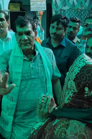 ऊर्जा मंत्री एके शर्मा महिलाओं के आगे हाथ जोड़ते नजर आए।