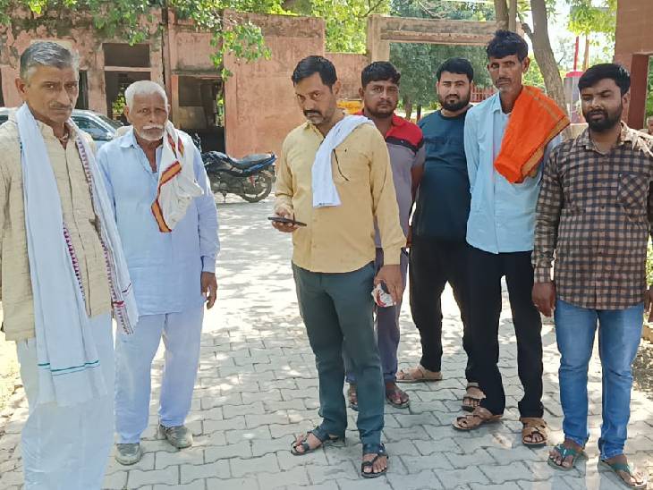 मथुरा में पोस्टमार्टम हाउस पर पहुंचे धर्मवीर के भाई और परिजन।