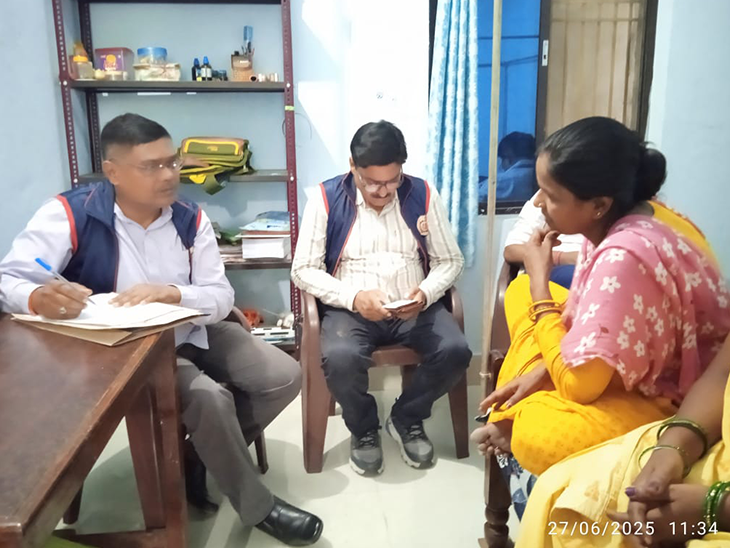 अकाउंटेंट राजेश कुमार के मुजफ्फरपुर के कुढ़नी गांव स्थित घर पर EOU की टीम।