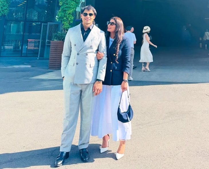 नीरज चोपड़ा की पत्नी हिमानी मोर के साथ तस्वीर। दोनों की इस साल 16 जनवरी को शादी हुई थी।