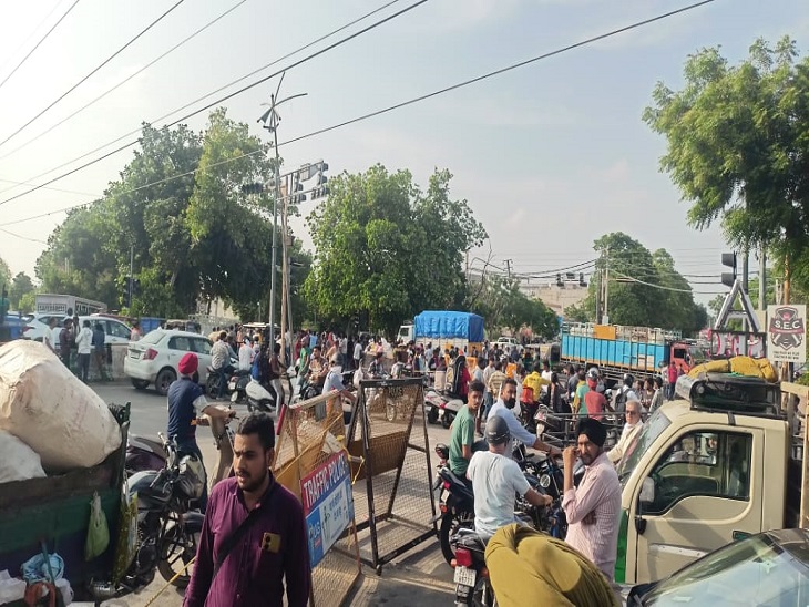 2 दिन पहले पुलिस खिलाफ धरना देते मृतक सिंकदर के परिजन और लोगों की लगी भीड़।