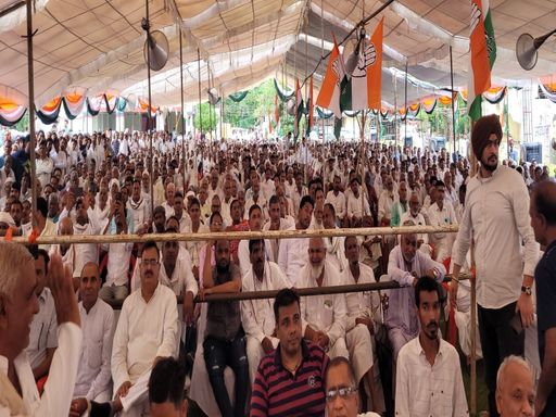 स्वरूप विलास होटल में संविधान बचाओ रैली के दौरान आमजन।