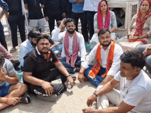 शिक्षकांच्या छळाला कंटाळून वैद्यकीय विद्यार्थिनीची आत्महत्या: चिठ्ठीत लिहिले- महेंद्र सर, सायरा मॅम जबाबदार; नोएडा विद्यापीठाच्या वसतिगृहात आढळला मृतदेह हे छायाचित्र शनिवारी सकाळचे आहे. विद्यापीठाच्या गेटवर विद्यार्थी निदर्शने करत आहेत.