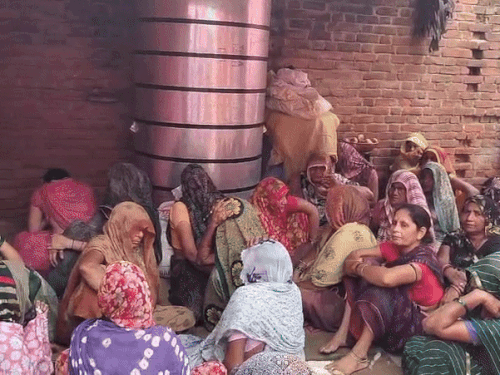 आगरा के बाह तहसील में रोते-बिलखते धर्मवीर के परिवार के लोग।