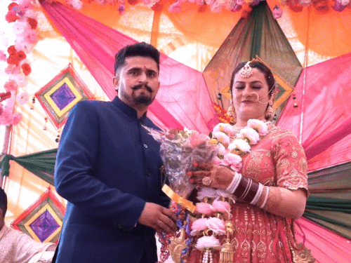 भाइयों में छोटे कपिल नेगी के साथ सुनीता चौहान।