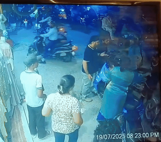 आरोपी को पकड़कर मारपीट करती महिला पहलवान रजिया बानो।