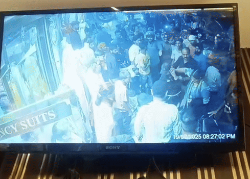 आरोपी की गर्दन पकड़कर लेकर आती महिला पहलवान रजिया बानो।