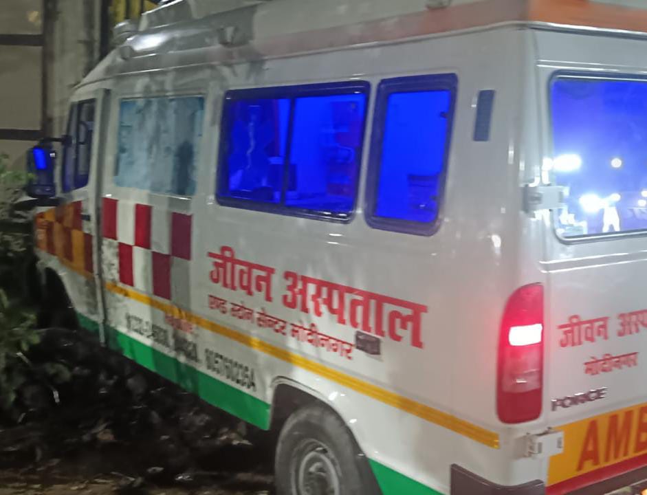 इसी एंबुलेंस ने कांवड़ियों को कुचला है।
