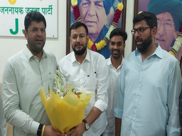 Welcoming Dushyant Chautala at the newly appointed state president Deepak Malik JJP state office.