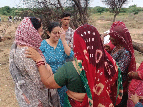 शहीद पायलट का परिवार बेटे को याद कर भावुक हो गया। इस दौरान भानुदा गांव की महिलाओं ने उनको सांत्वना दी।