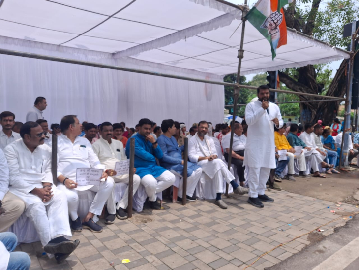 रायपुर के राजीव गांधी चौक में कांग्रेस नेताओं का धरना प्रदर्शन जारी है।