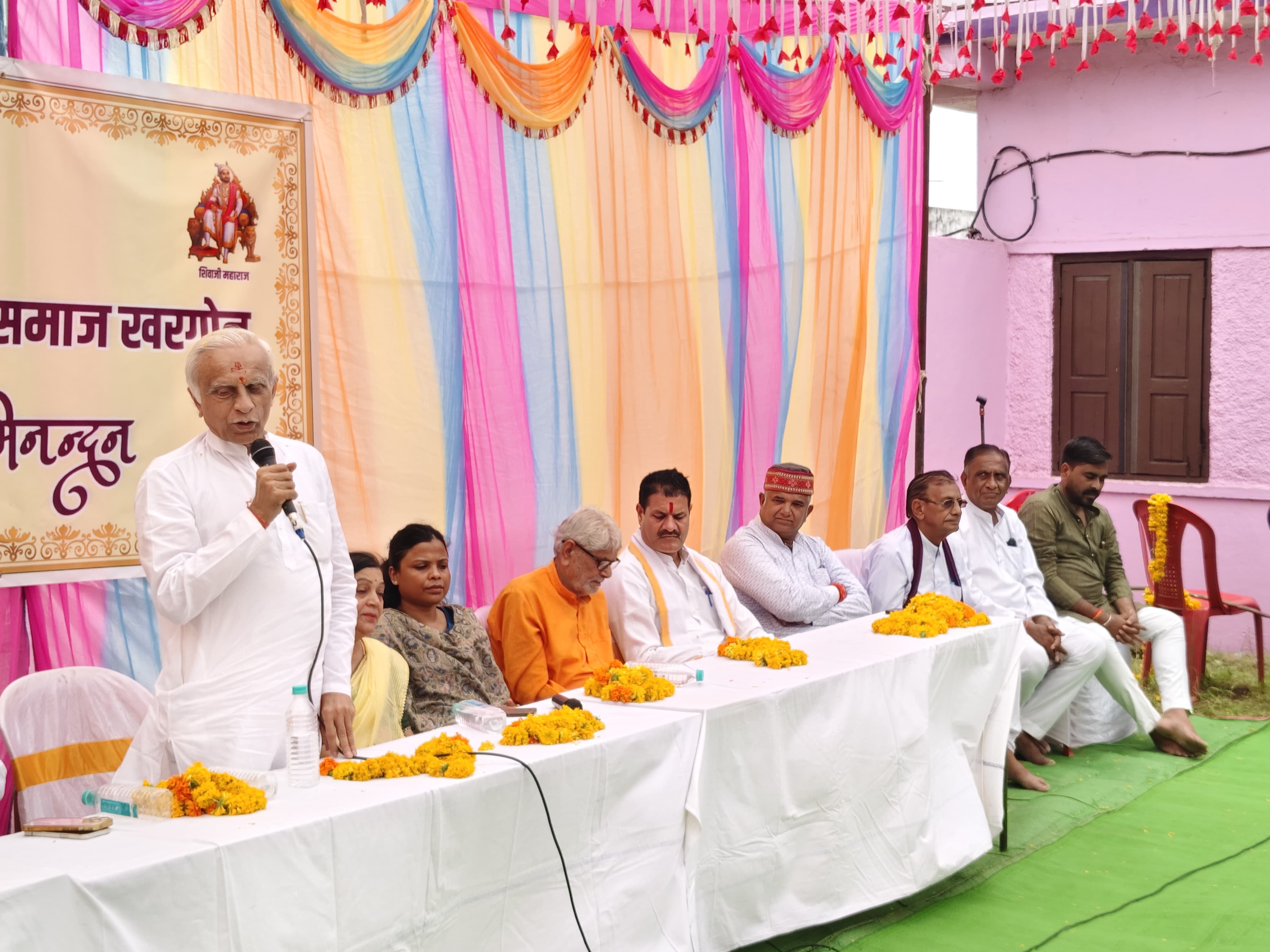 समाज के वरिष्ठ लोगों ने आयोजन में अपने विचार रखे।