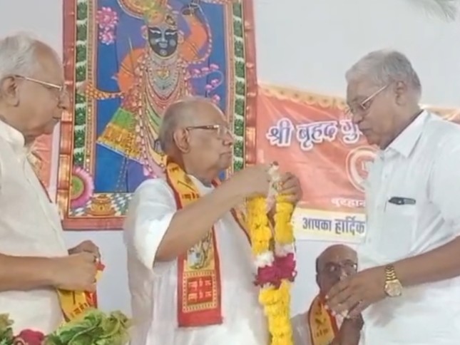 मनोज तारवाला का समाजजनों, अतिथियों ने स्वागत किया।
