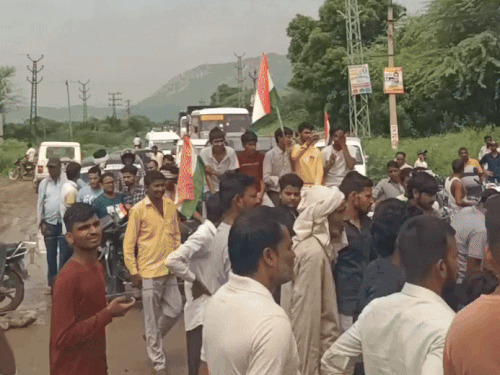 प्रदर्शनकारियों ने पाटन में नवोदय स्कूल के पास बाइपास रोड पर जाम लगा दिया।