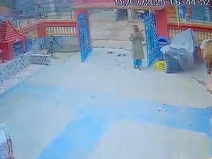 सीसीटीवी में मंदिर में आता दिख रहा शख्स।