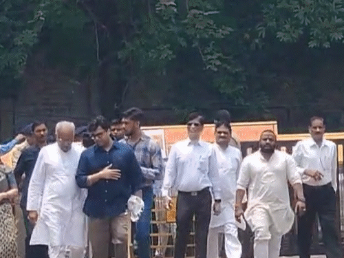 भूपेश बघेल के साथ उनकी बेटी और चैतन्य की पत्नी भी साथ हैं।