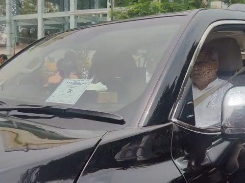 पूर्व सीएम भूपेश बघेल बेटे चैतन्य ने मिलने ईडी ऑफिस पहुंचे।