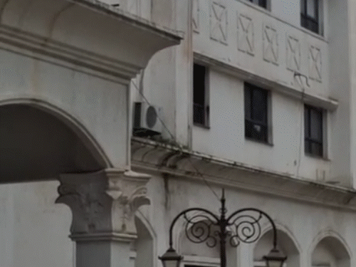 ईडी ऑफिस के बाहर बड़ी संख्या में पुलिस बल तैनात किया गया है।