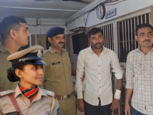 पुलिस हिरासत में आरोपी जवान और इनसेट में मृतका ASI की फाइल फोटो। - Dainik Bhaskar