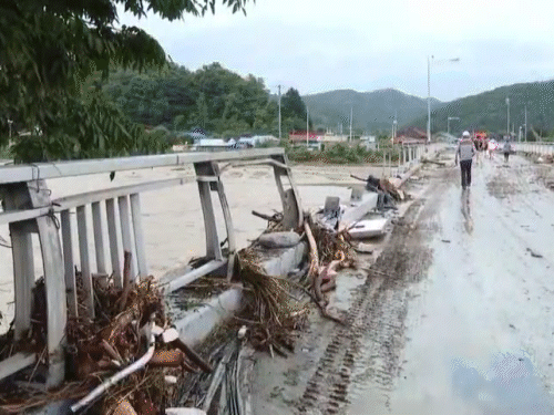 In the city of Gapyong, South Korea, people had to cross mud -filled paths and damaged bridges and reach relief camps.