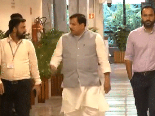 AAP सांसद संजय सिंह और गुरमीत सिंह मीत हेयर मीटिंग के लिए पहुंचे।