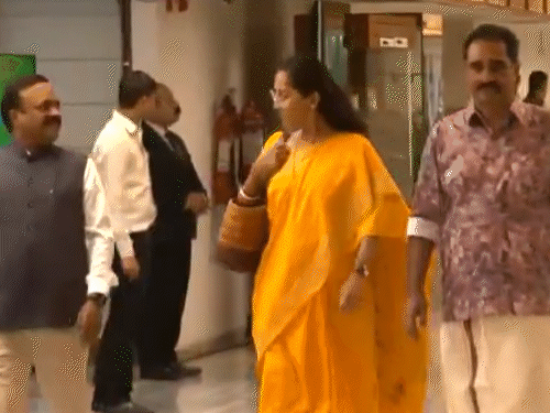 NCP (SCP) सांसद सुप्रिया सुले और रिवोल्यूशनरी सोशलिस्ट पार्टी (RSP) सांसद एनके प्रेमचंद्रन सर्वदलीय बैठक में पहुंचे।