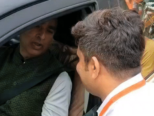SP ट्रैफिक, ADM सिटी और SP यातायात समेत अन्य अफसरों से संगीत सोम की बहस हुई।