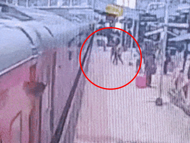 The student came to Betul station to take a bottle of water. Hand slipped while climbing the train.