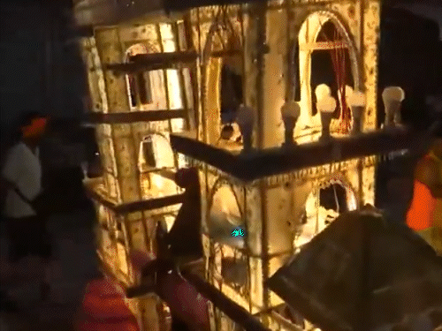 यूपी के मुजफ्फरनगर में कावड़ में लाइट लगाकर ले जाता कांवड़िया।