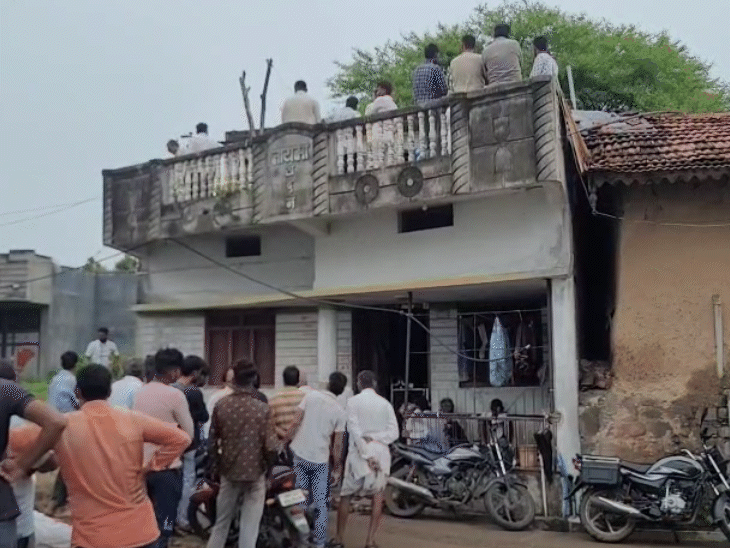घटना के बाद मौके पर की भीड़ जमा हो गई।